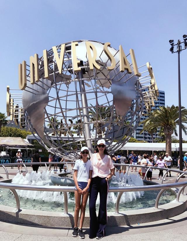 任晴佳和好好在一起,掂起脚的妹妹也才刚刚只有她的腿长啊!