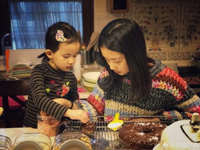 任晴佳和黄多多，两人年龄只相差一岁，但给人的感觉还是蛮大的，像相差20岁？！