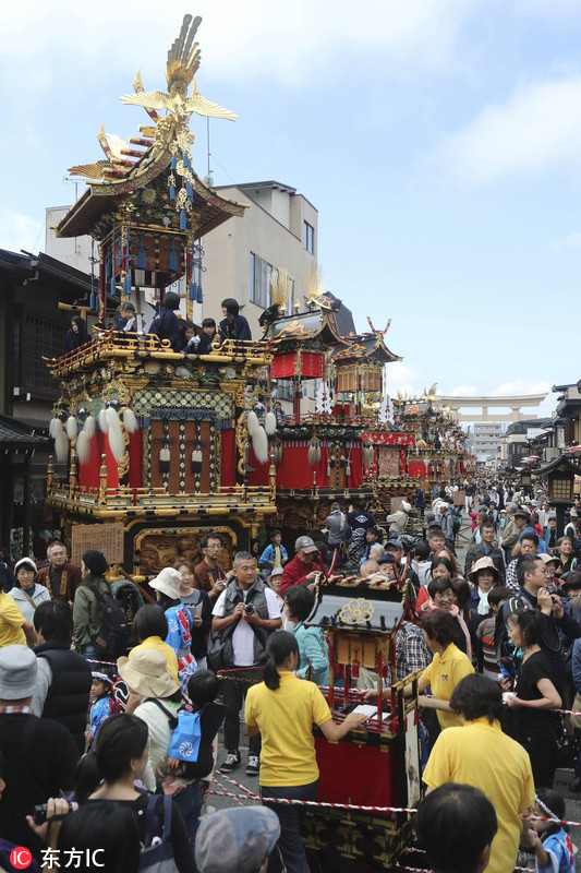 日本岐阜庆祝秋季高山祭彩车街头巡游热闹非凡