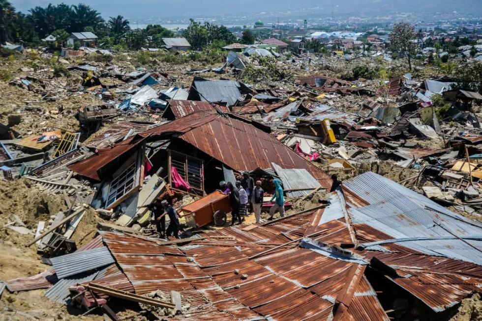 截至10月9日,中苏拉威西省强烈地震与海啸已造成2010人死亡,近8