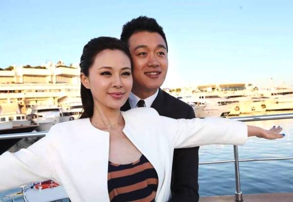 他24岁获影帝,妻子是黄磊学生又是北影老师,今妻子被他万般宠爱