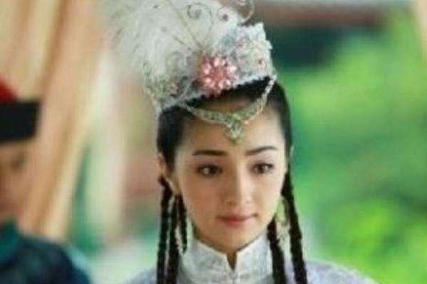 同样是演《还珠格格》的香妃，一个大火，另一个意外去世让人心疼！你们怎么看呢