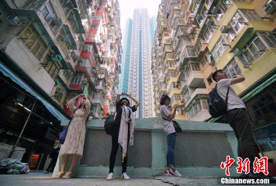 位于香港鰂鱼涌的“怪兽大厦”迎来众多中国内地游客，来这里“打卡”留影。