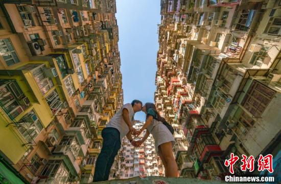 图为一对情侣在“怪兽大厦”合影留念。