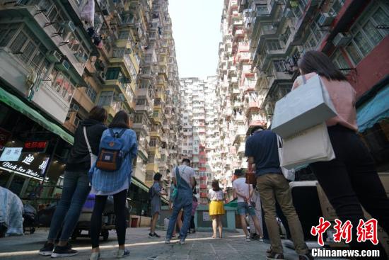 位于香港鰂鱼涌的“怪兽大厦”迎来众多中国内地游客，来这里“打卡”留影。
