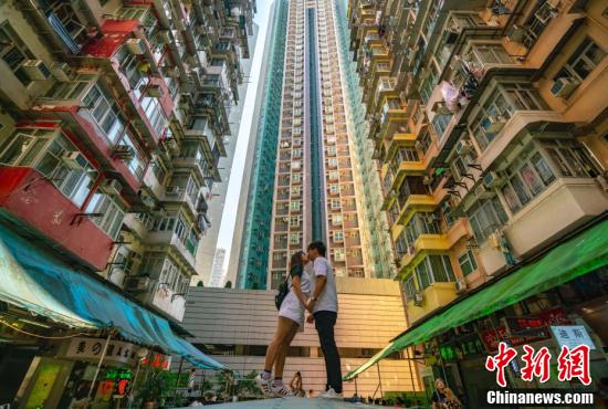 图为一对情侣在“怪兽大厦”合影留念。