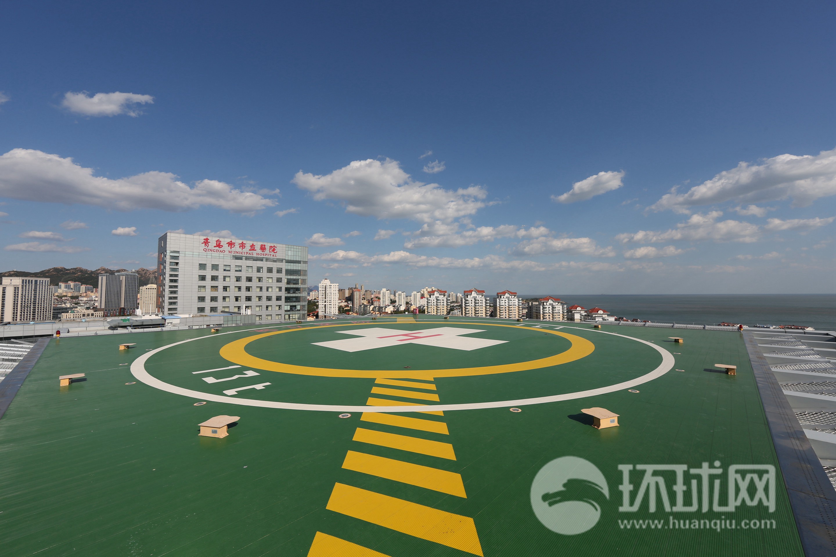 停机坪  拍摄者:徐常青青岛市立医院东院楼顶临时起降点  直升机夜间