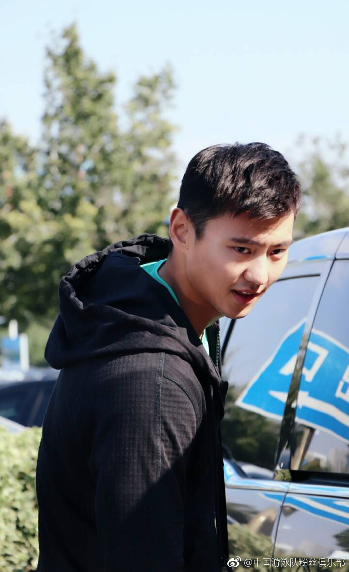9 宁泽涛抵达全锦赛赛场 身姿挺拔帅气依旧