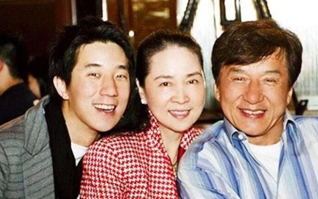 众所周知,当年卢惠光被成龙开除,这也导致对成龙尽心尽力的他非常不满