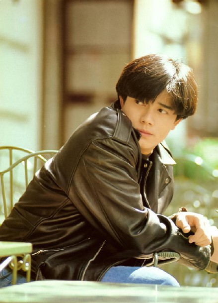 郭富城25岁旧照被赞神仙颜值 蓝瞳十分帅气