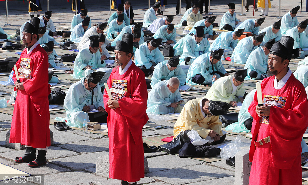 韩国首尔再现"科举考试"考生穿儒生服"冥思苦想"