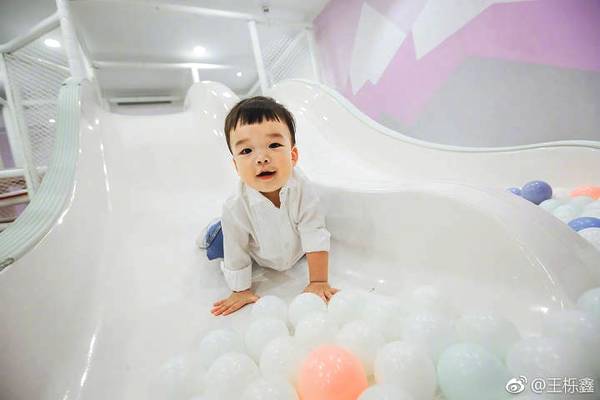 看着王栎鑫的微博日常，小编也是被秀了一脸的恩爱，这样的王栎鑫你们喜欢吗？