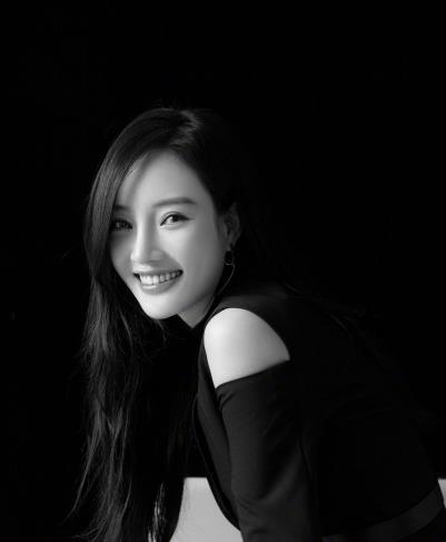 10月11号,有知情人士曝光了李小璐最新近照,她正在录制新歌,身穿黑色