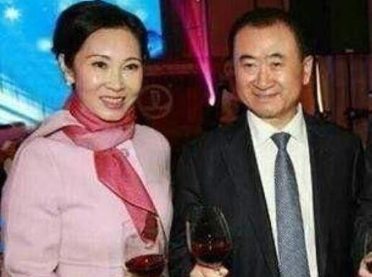 无论出席什么场合，林宁都是那么地优雅从容，精致的妆容搭配得体的服装。