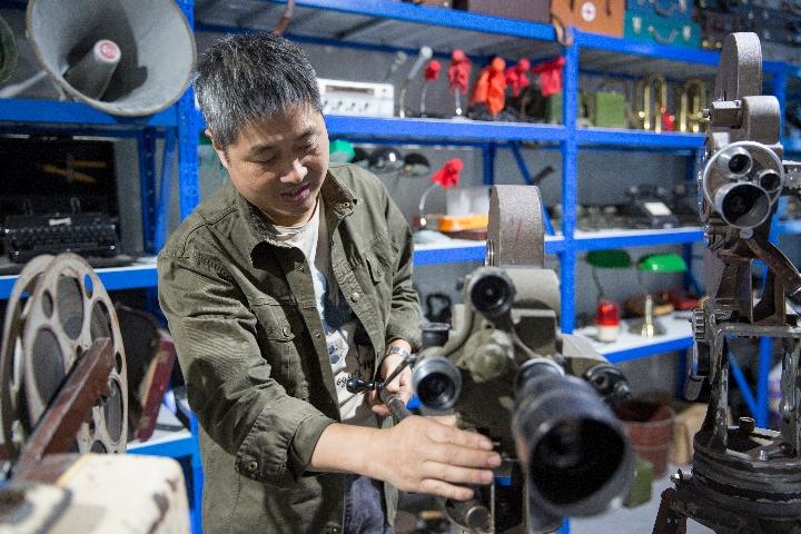 “道具大王”演示古董道具—手摇放映机。新华社记者殷晓圣摄