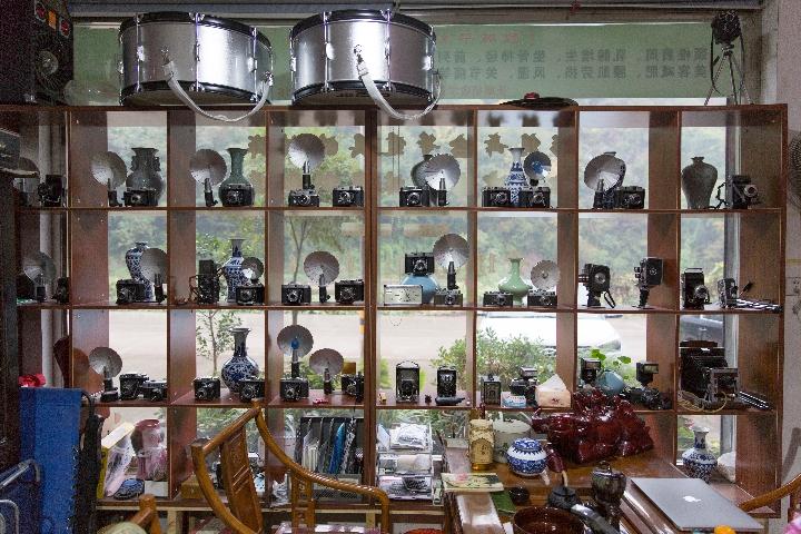 朱仔道具工作室里陈列的古董相机。新华社记者殷晓圣摄