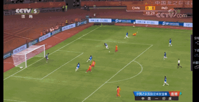 第49分钟,于汉超横传禁区,郜林扫射击中横梁