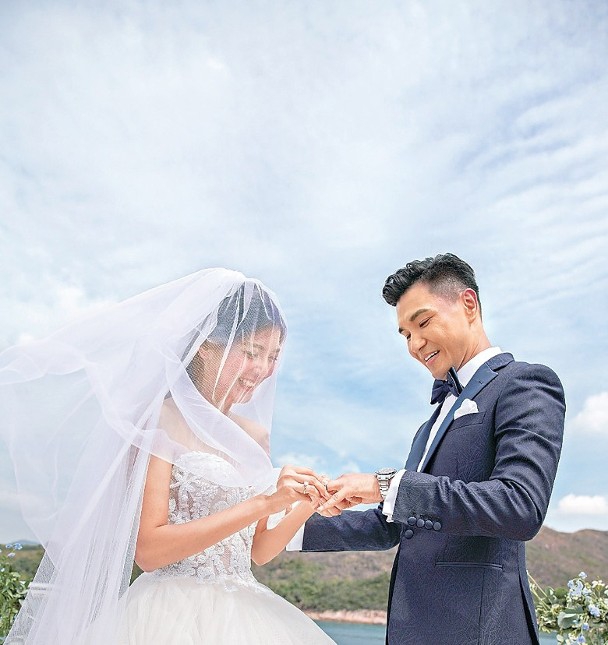 组图tvb视帝陈展鹏海上婚礼浪漫甜蜜与娇妻拥吻画面唯美