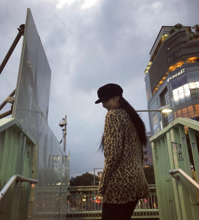 组图:泫雅被开除后频晒生活照 豹纹衫出街笑容悠闲自在