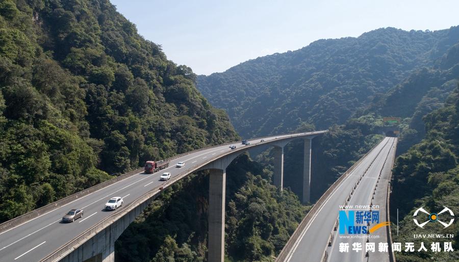 航拍群山环绕厦蓉高速:危险路段变通途