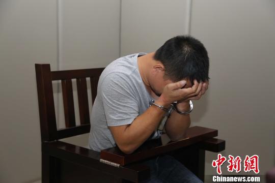 嫌疑人王某某在接受审讯. 临安警方 供图 摄