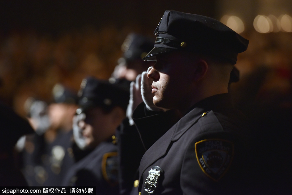 青春洋溢朝气十足 纽约市警察学院毕业典礼盛大举行