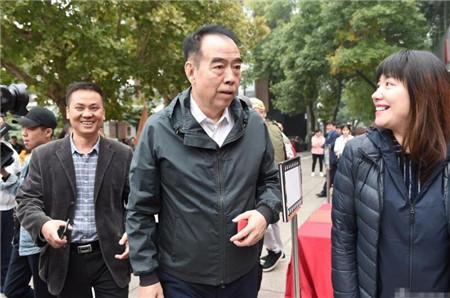 照片中可以看到陈凯歌导演也参加了这次的校友们,他的状态看起来很不错。