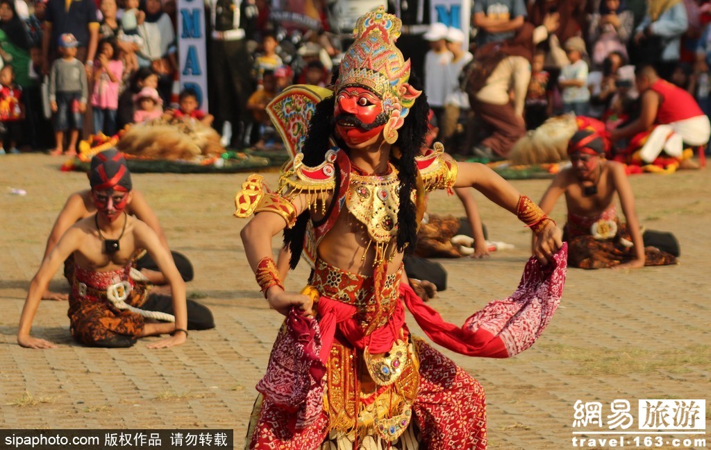 舞蹈具有典型印尼特色，服装鲜艳。