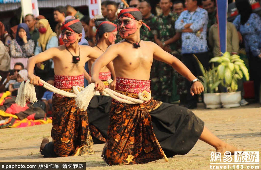 在近期举办的一个艺术展览开幕仪式上，一些学生穿着当地特色服饰表演舞蹈。