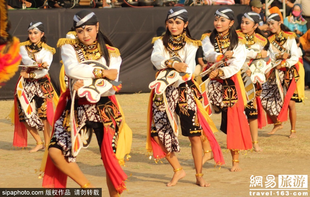 野性与传统的风格汇聚一堂，场面热闹非凡。