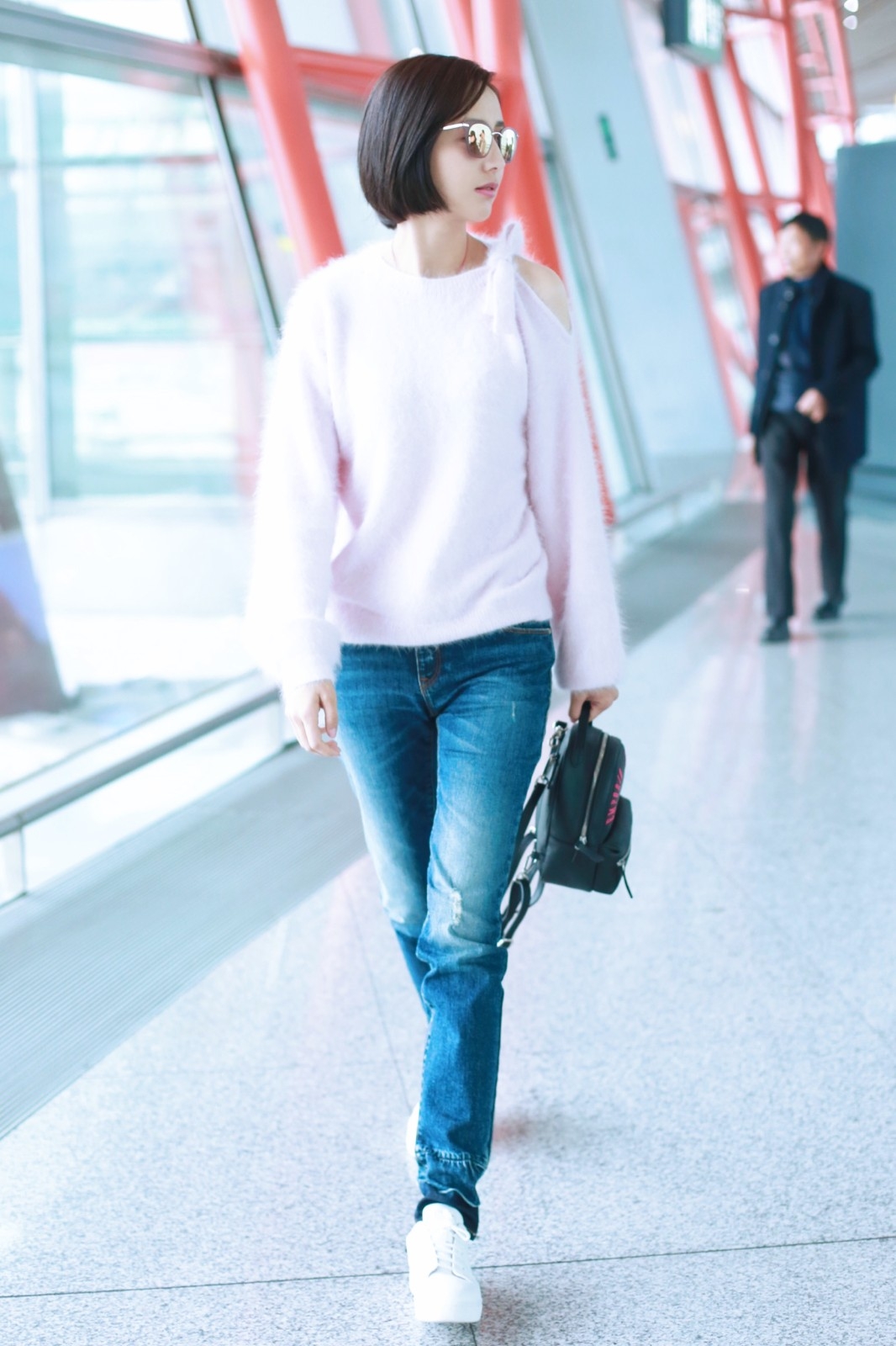 佟丽娅机场小露香肩温婉柔美 抱花浅笑女神范迷skr人