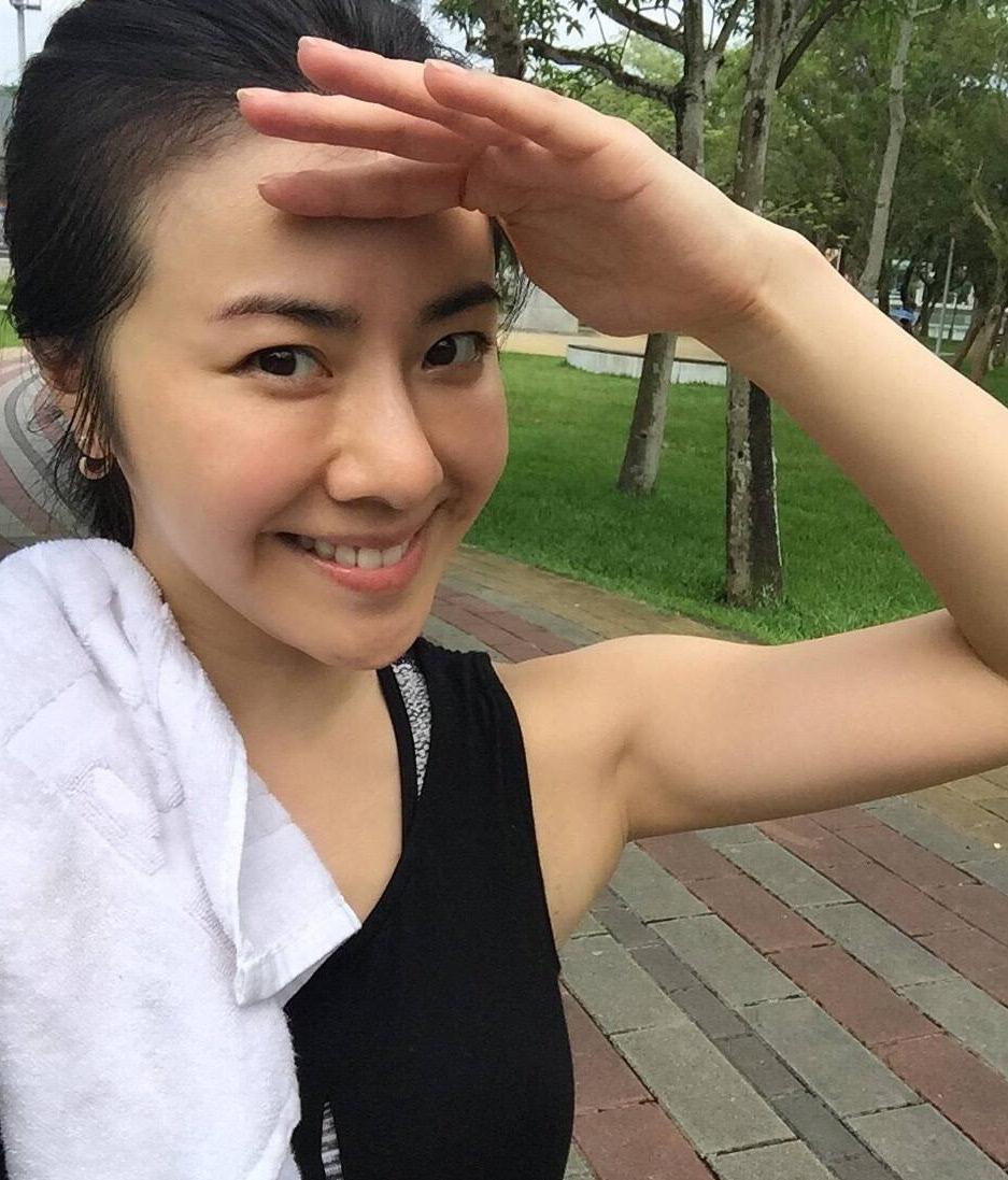 化上大浓妆的叶安婷也别有一番韵味,整个人显得非常有气场,这么多年过去了,她还是这么美!