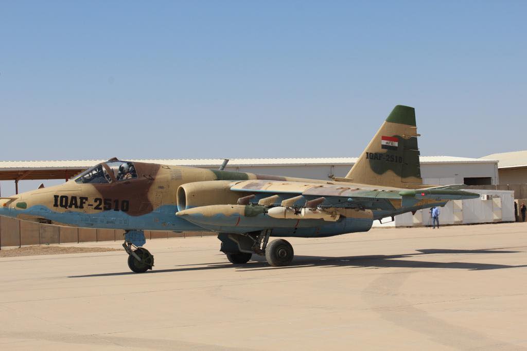 10 伊拉克空军苏-25攻击机进行高爆炸弹空投试验