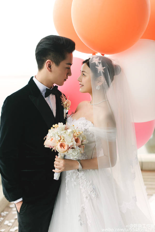 陈妍希和陈晓是圈内的模范情侣，婚后他们把生活过成了童话故事，女人幸不幸福看脸就知道了！