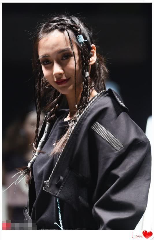 baby曾是模特出身，所以她的时尚感特别好，一件黑色的皮外套，搭配嘻哈风的辫子发型，时尚酷炫。