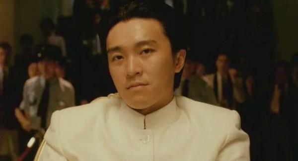 《赌圣》中的星爷也梳过大背头，帅是帅，但少了发哥的这一份霸气。