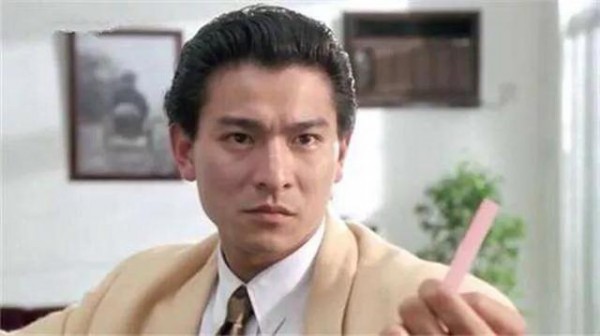 《赌侠》中的刘德华梳着大背头，依然没有发哥的大佬风范。