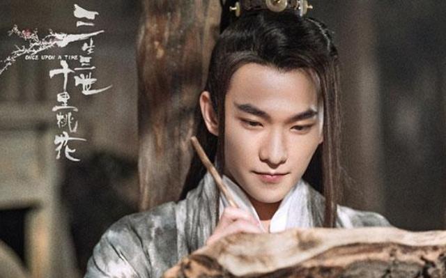 杨洋的古装扮相也是非常飘逸吸引人的,在影版的《三生三世十里桃花》当中的扮相,也非常的好看。