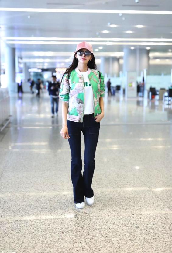 放眼望去，林志玲的这张照片最突出的就是那一双大长腿了，身高173的林志玲看上去更加高挑。