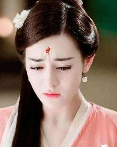 在《三生三世》中,呆萌的时候十分可爱,哭起来也是相当楚楚可怜,让人