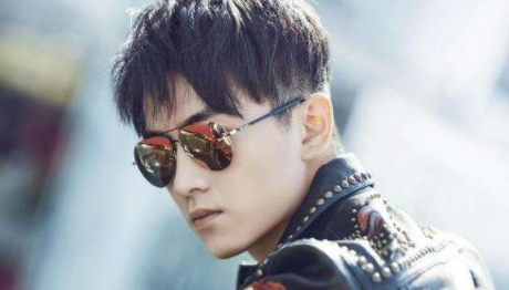 第三个:陈晓,是一位很低调踏实的演员,他写的字也很好看,但是他不经常在公众场合写字。