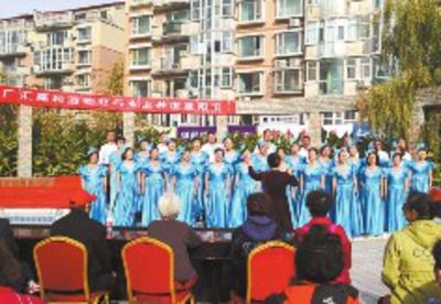 嘉和艺术团舞蹈队为小区业主表演节目