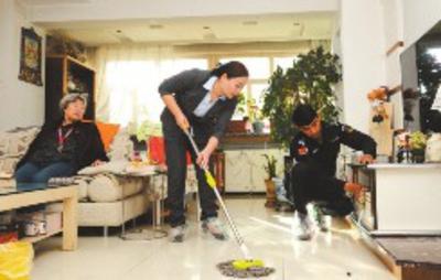 日月星光项目业务人员帮老人打扫卫生