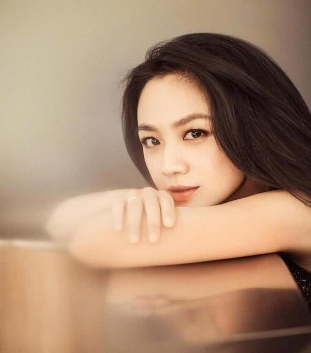 她也会偶尔晒出女儿萌照，绑着两个小辫子，很是招人喜欢。