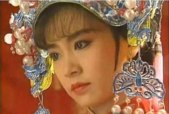 她是琼瑶剧里的悲后,被爱情蒙蔽双眼