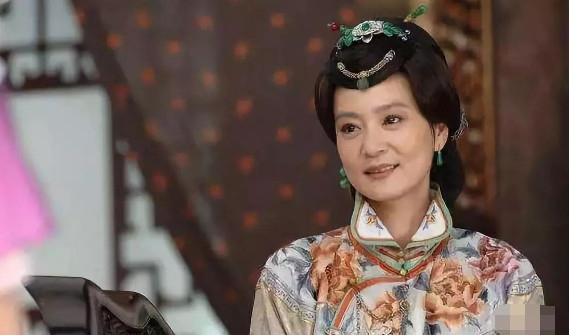 刘雪华至今一直单身,而且膝下无子,她更加拼命的接戏,好让自己不再沉溺在痛苦之中无法自拔。