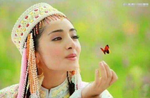 3、麦迪娜在《新还珠格格》中和蝴蝶玩耍的画面,一身异域服饰,优雅迷人,像一位高贵的公主。