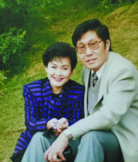 图说：李谷一的成就离不开丈夫肖卓能的支持。