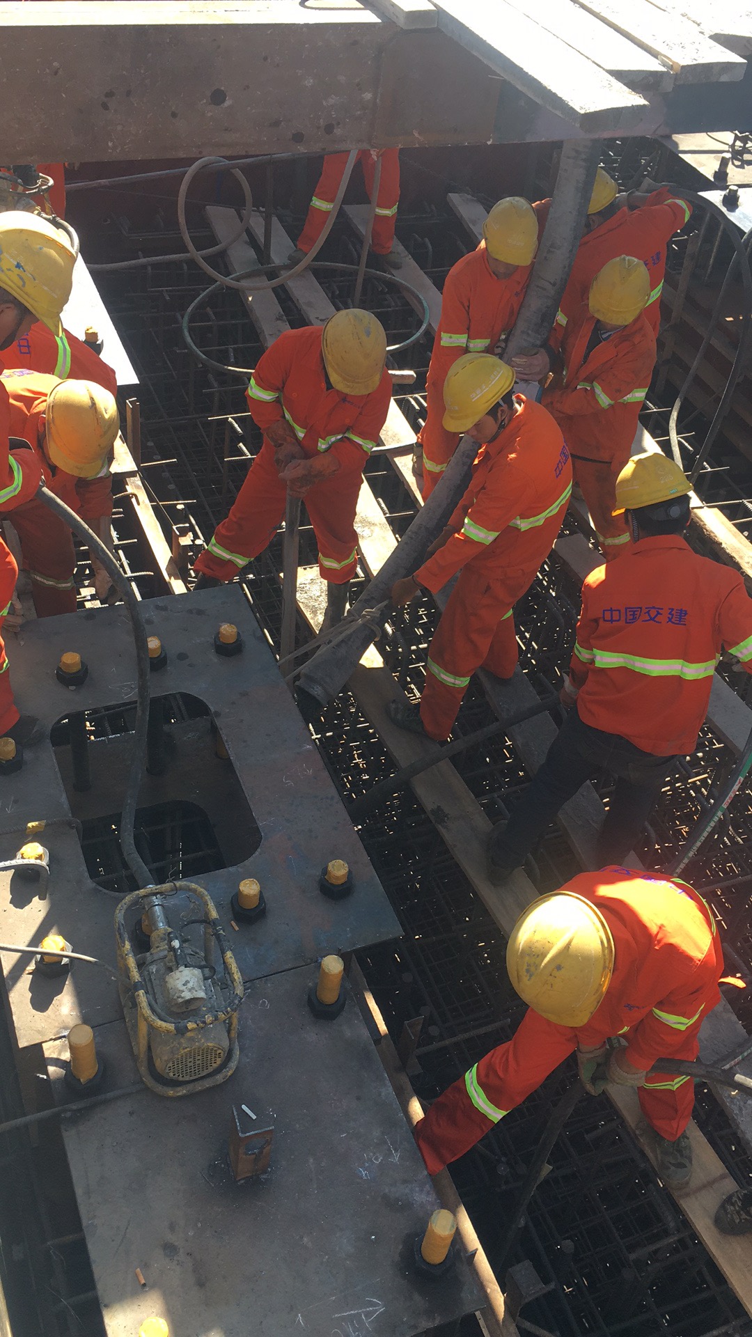 建筑工人在228米塔顶进行水泥浇筑