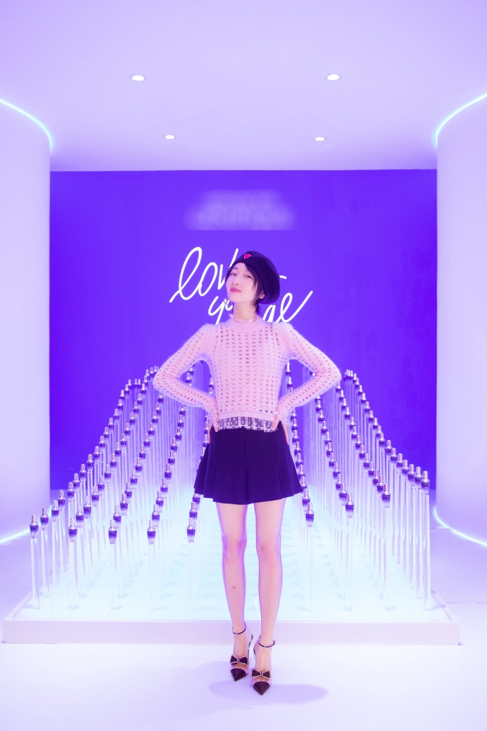 周冬雨摆pose俏皮可爱戴贝雷帽流露少女心